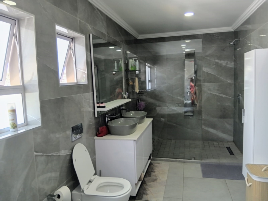 5 Bedroom Property for Sale in Beacon Bay Eastern Cape
